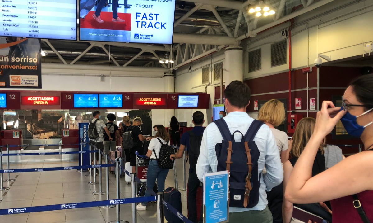 Uma fila de passageiros aguarda a sua vez no balcão de check-in da Ryanair no Aeroporto Ciampino, Itália. (Foto: iStock) 