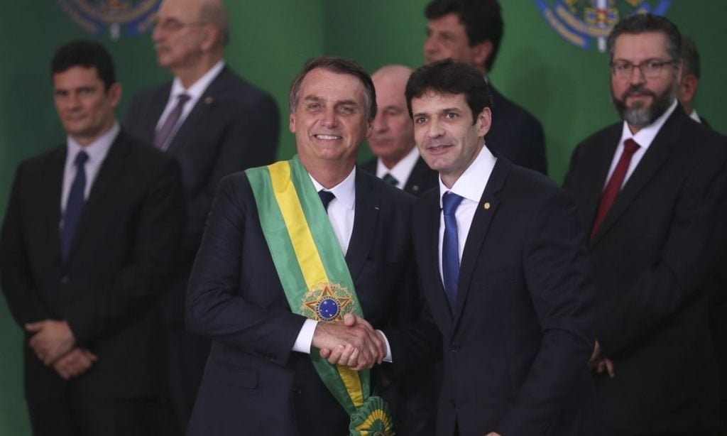 Bolsonaro demite ministro do Turismo