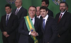 Bolsonaro demite ministro do Turismo
