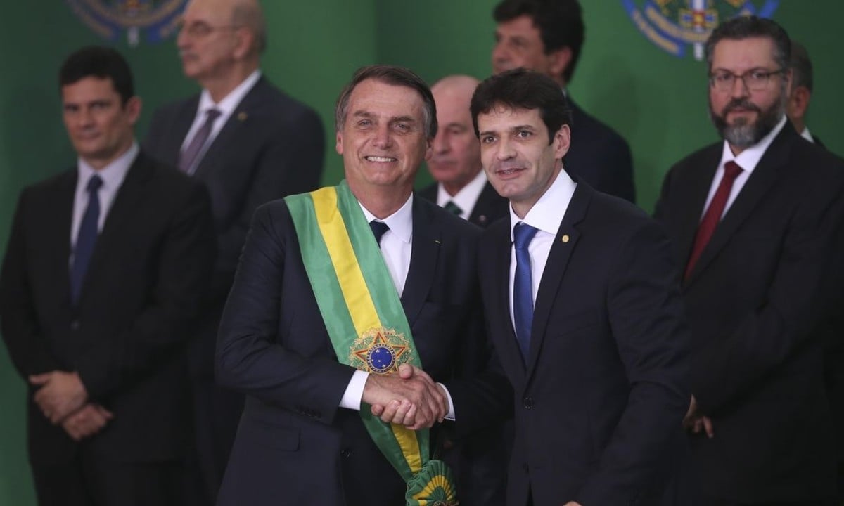Bolsonaro demite ministro do Turismo