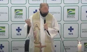 Em meio à pandemia, Ministério da Saúde transmite missa em canal do SUS