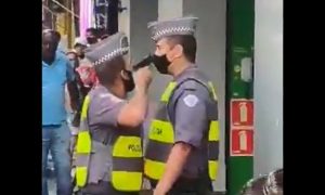 Policial aponta arma para outro agente no centro de São Paulo