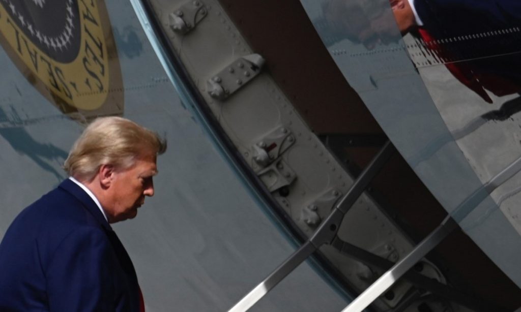 Twitter e Facebook bloqueiam perfis de Trump