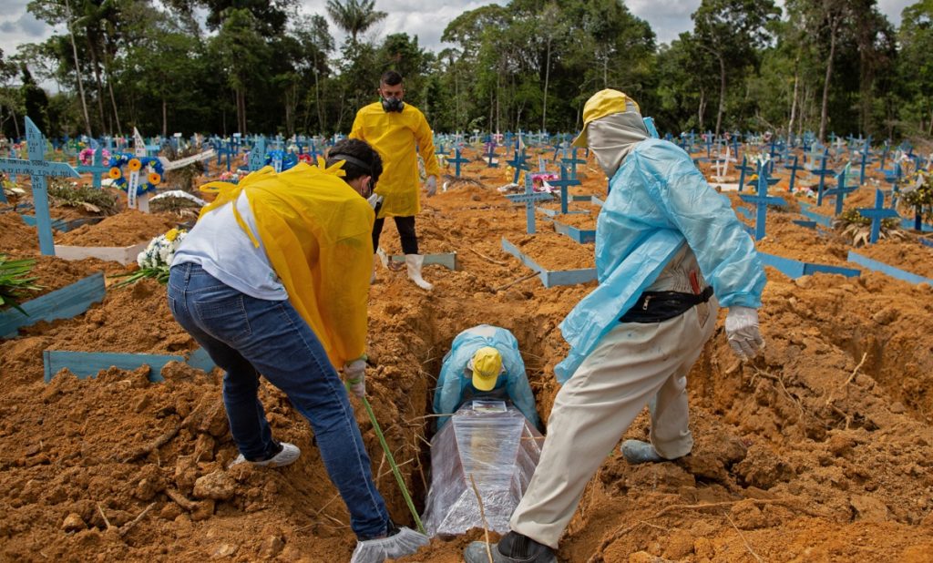 Presidente do setor funerário convida Bolsonaro a ser coveiro por um dia