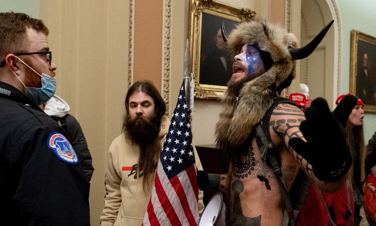 O ator Jake Angeli, militante de extrema-direita que invadiu o Capitólio, nos Estados Unidos. Foto: Saul Loeb/AFP 