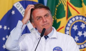 Bolsonaro reclama de politização do uso da cloroquina