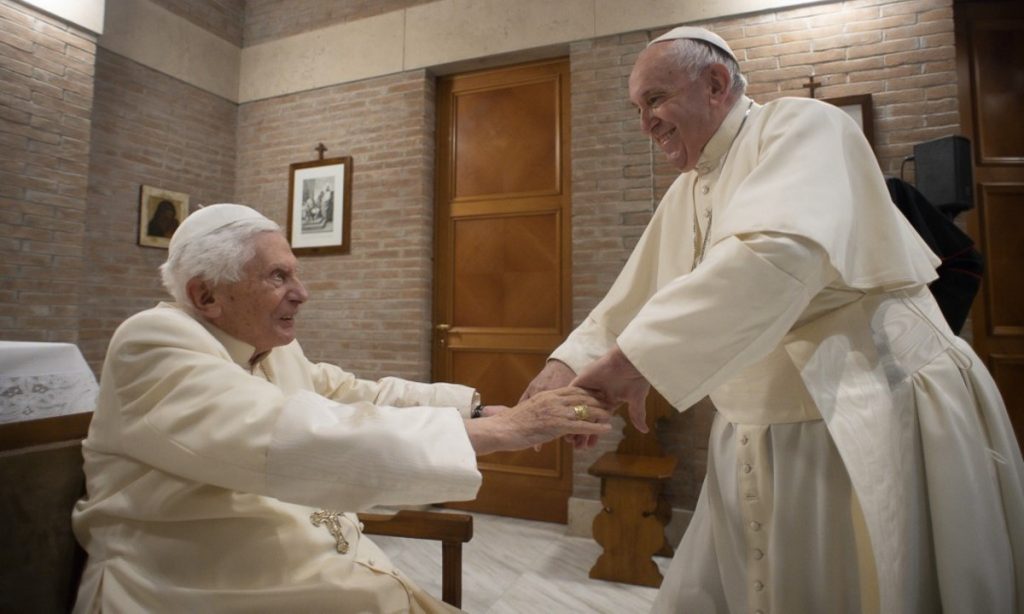 Papa Francisco e Bento XVI são vacinados contra a Covid-19
