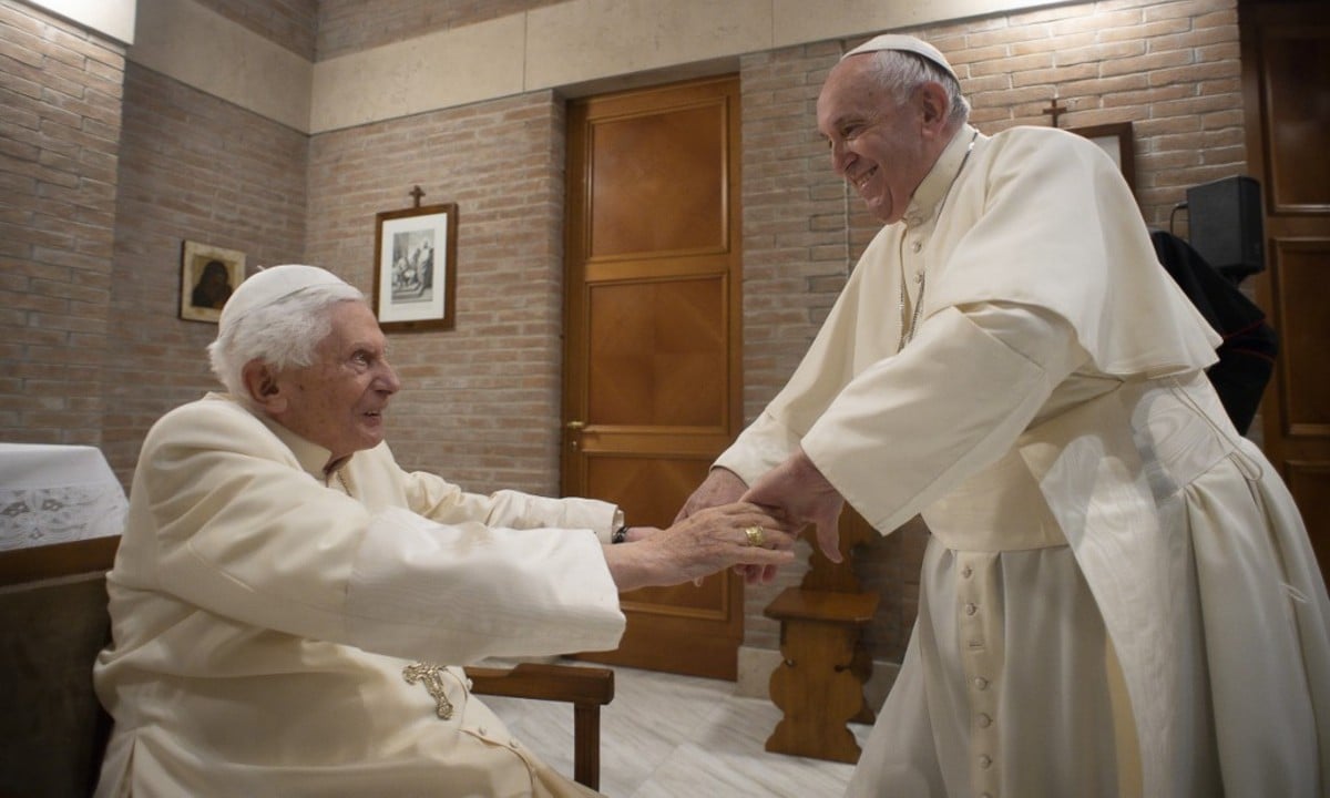Papa Francisco e Bento XVI são vacinados contra a Covid-19