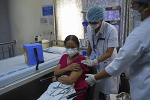 Vacinação contra Covid-19 começa na Índia com imenso desafio logístico