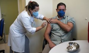 Imunização em massa demora pelo menos 8 meses, preveem ex-ministros da Saúde