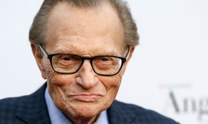 Morre icônico jornalista dos EUA Larry King, aos 87 anos
