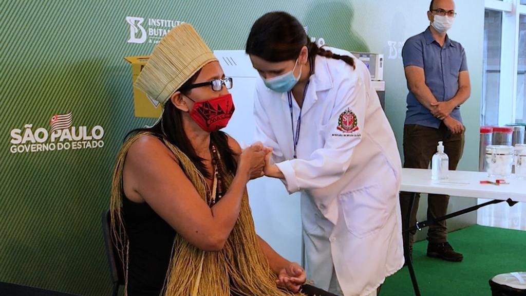 Vanuza Kaimbé, 50, sendo vacinada no Hospital das Clínicas da Faculdade de Medicina da Universidade de São Paulo (USP). Foto: GOVSP 