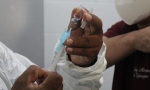 Vacinação lenta e falta de novas doses põem em risco a imunização no País