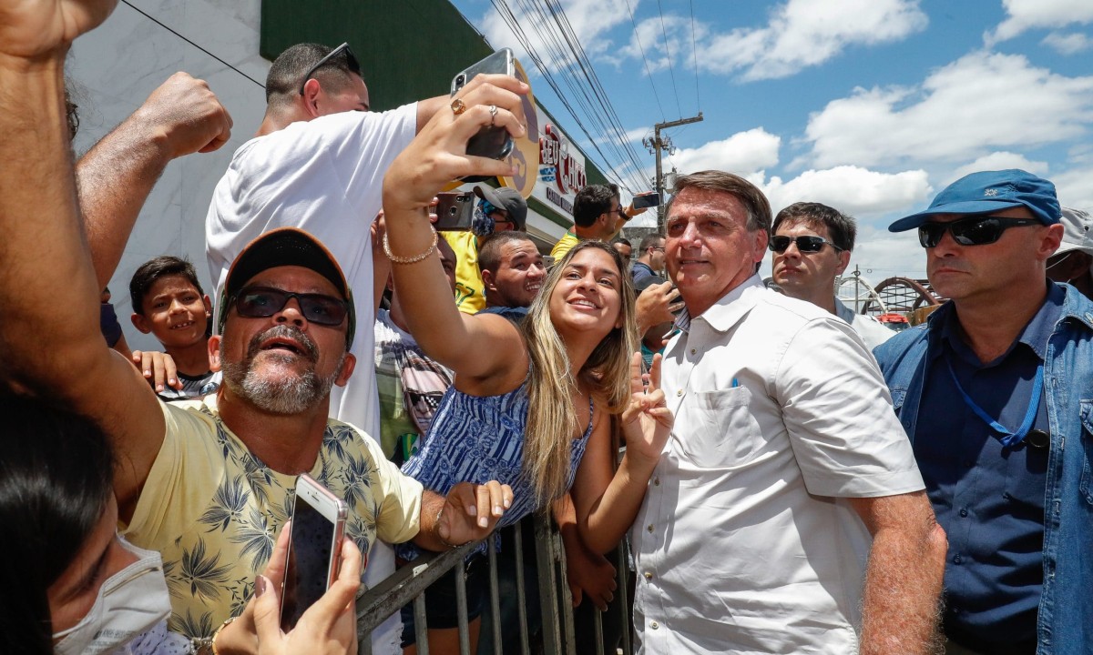 Presidente, em plena pandemia, se aglomera. Foto: Alan Santos/PR
