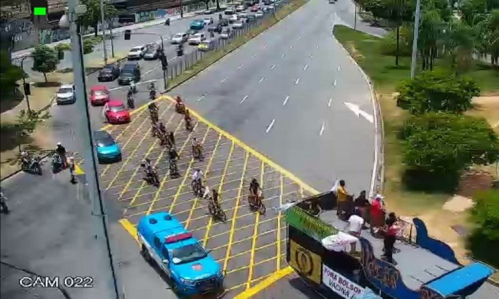No Rio, carreata com buzinaço protesta contra Bolsonaro e a favor da vacina