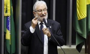 ‘É uma grande mentira’, diz Ivan Valente, sobre troca de cargos entre PSOL e Baleia Rossi