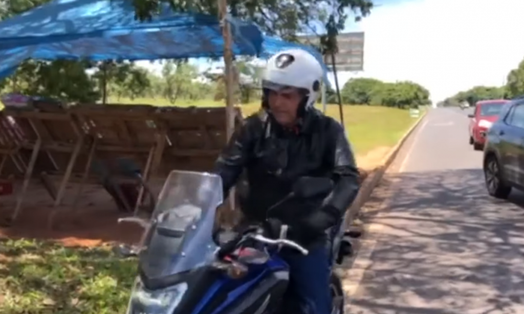 Bolsonaro faz passeio de moto em Brasília