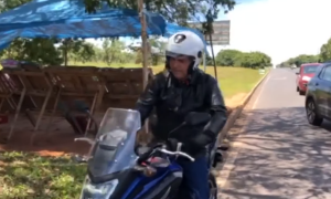 Bolsonaro faz passeio de moto em Brasília