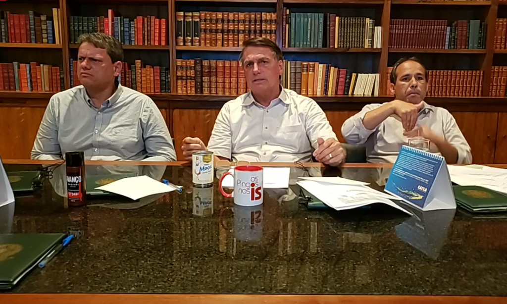 Bolsonaro diz que pessoas que adotam o isolamento são responsáveis por infecções