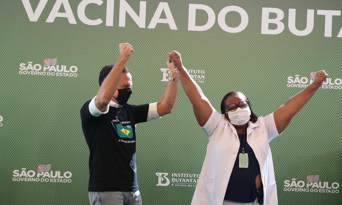 Governador João Doria e enfermeira Mônica Calazans. Foto: Divulgação Governo do Estado 