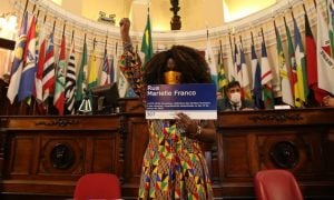 Primeira vereadora trans de Niterói toma posse com placa de Marielle