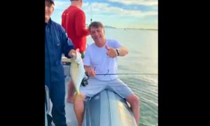 Bolsonaro continua no litoral paulista e participa de pesca