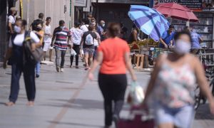 Covid: sem dados do Rio, Brasil registra 925 mortes e 56 mil casos em 24h