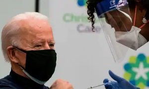 Biden recebe a segunda dose da vacina contra a Covid-19