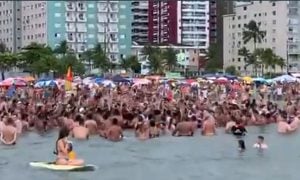 Em meio ao avanço da Covid, Bolsonaro volta a gerar aglomeração em praia
