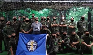 Militares aparecem com máscaras desenhadas virtualmente em fotos do Exército