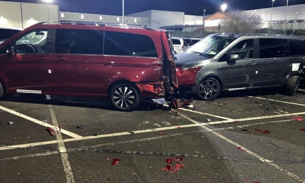 Irritado com Mercedes, ex-funcionário destrói 50 veículos com escavadeira