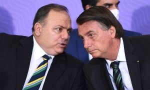 Bolsonaro admite que Pazuello se reuniu com estelionatários para compra de vacinas
