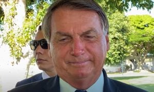 Após quase 200 mil mortes, Bolsonaro diz que imprensa 'potencializa o vírus'