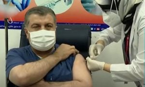 Ministro da Saúde da Turquia recebe primeira dose da Coronavac