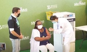 Enfermeira de São Paulo recebe a primeira dose da Coronavac