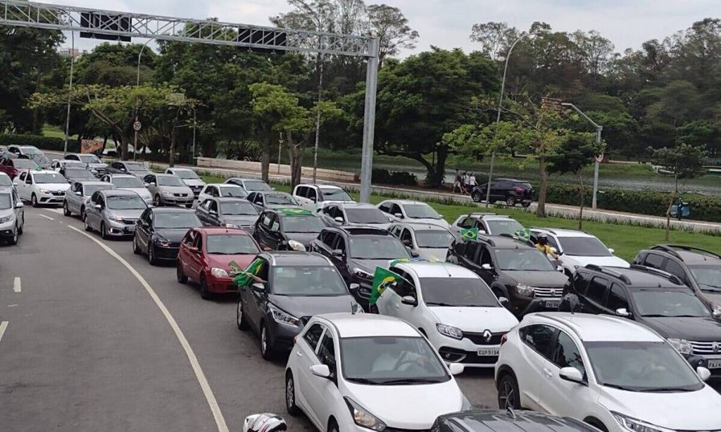 Grupos do ‘Fora Dilma’ fazem carreatas ‘Fora Bolsonaro’