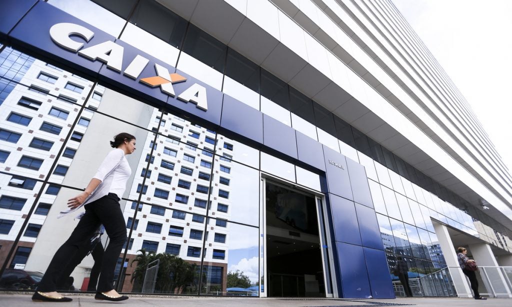 Em campanha no 2º turno, Bolsonaro anuncia programa reciclado de renegociação de dívidas da Caixa