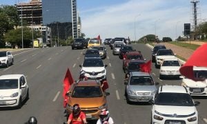 Manifestantes fazem carreata pró-impeachment de Bolsonaro em Brasília