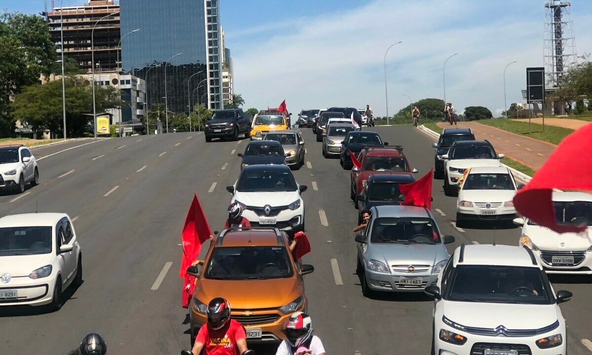 Manifestantes fazem carreata pró-impeachment de Bolsonaro em Brasília