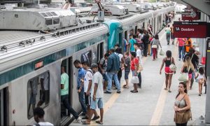 Alçados a patrimônio do Rio, ambulantes continuam proibidos de trabalhar nos trens