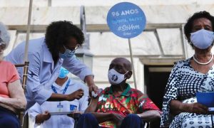 Orlando Drummond e Nelson Sargento são vacinados no Rio