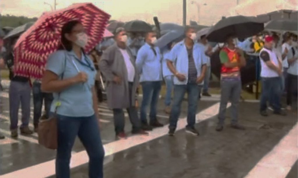 Trabalhadores da Ford protestam contra fechamento de fábrica na Bahia
