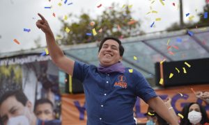 Equador: socialista Arauz lidera contagem de votos, mas disputa irá para o segundo turno