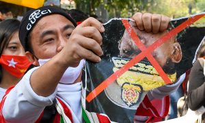 Manifestantes desafiam militares e protestam contra golpe em Mianmar