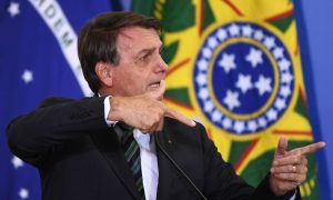 Bolsonaro atribui queda nos homicídios à sua política pró-armas; especialistas discordam