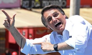 Bolsonaro justifica decretos sobre armas: 'o povo decidiu pela compra'