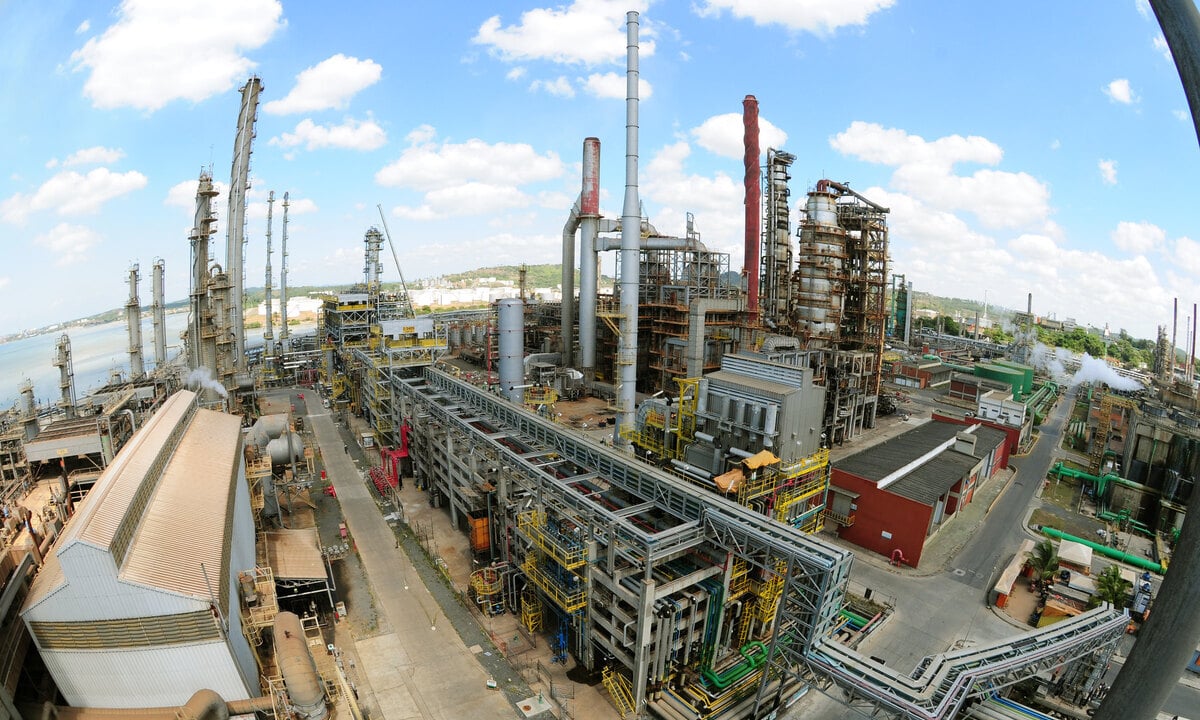Após demissão em massa, trabalhadores da refinaria privatizada na Bahia entram em greve
