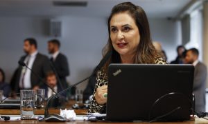 'O senhor é um negacionista compulsivo', diz Katia Abreu a Araújo na CPI da Covid