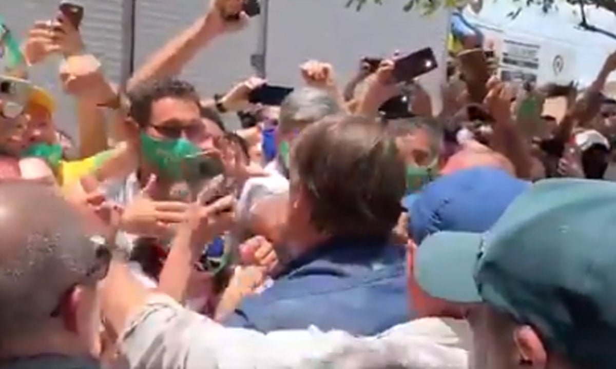 Brasil tem 1.337 mortes por Covid-19 em 24h; no Ceará, Bolsonaro gera aglomeração