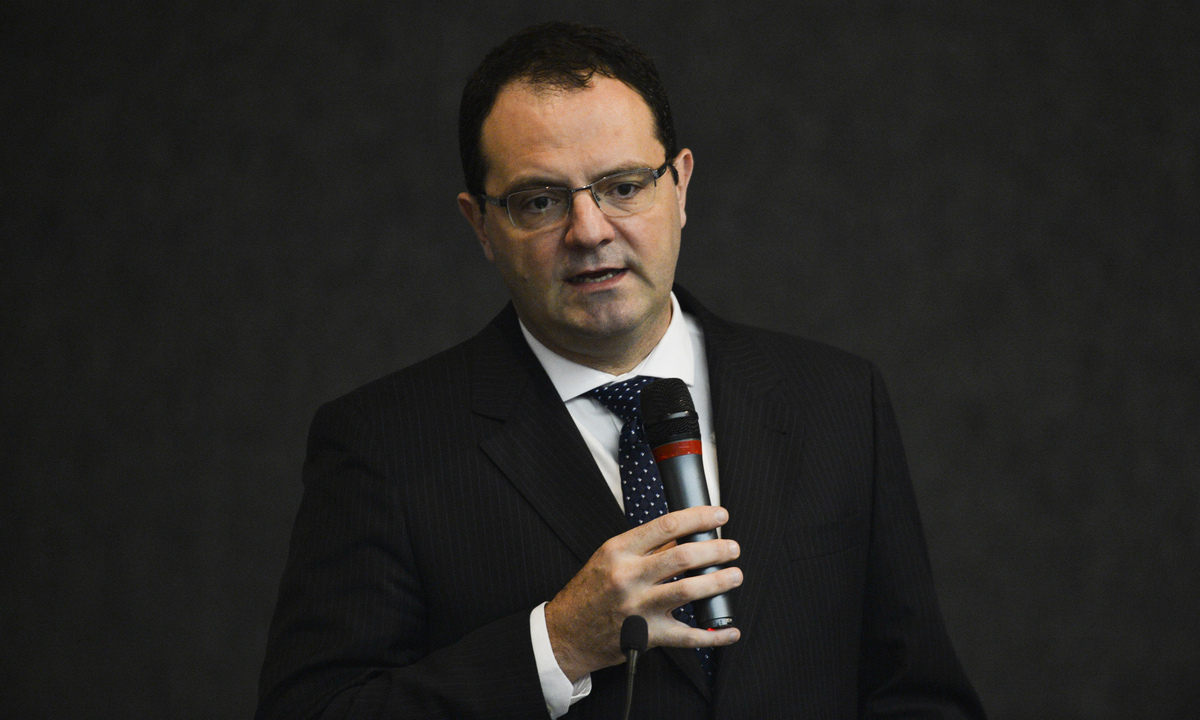 Lei cambial dá ‘cheque em branco’ para o Banco Central, diz Nelson Barbosa